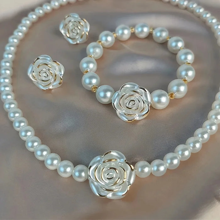 Schmuckset mit Perlen-Halskette und Ohrringen