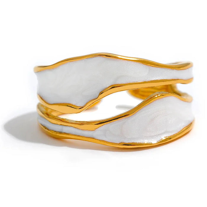 Eleganter Ring mit verspieltem Muster in Weiß und Gold