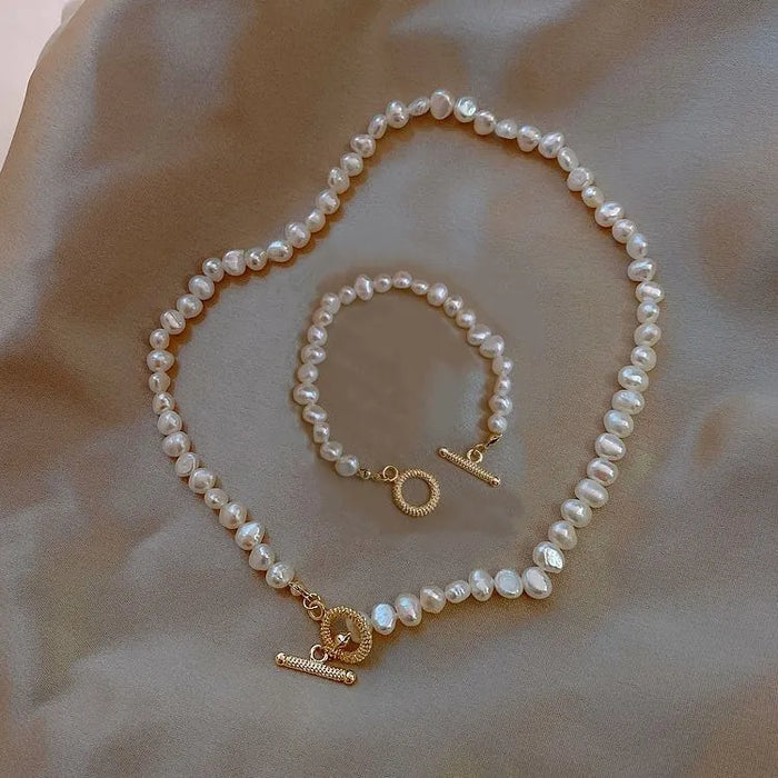 Elegante Perlenhalskette und Perlenarmkette