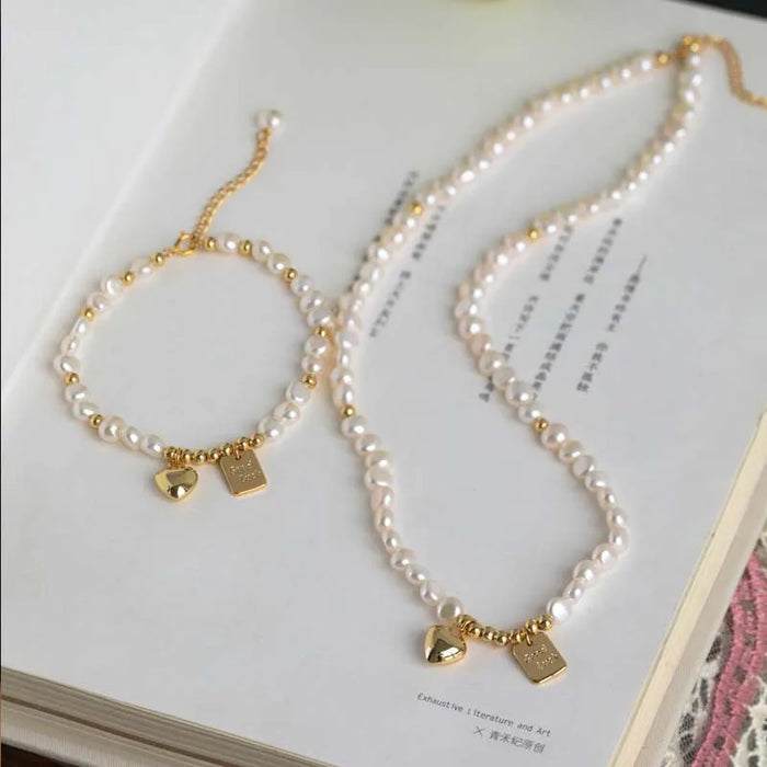 Elegante Perlenhalskette und Armband, mit kleinem Herz - Motiv