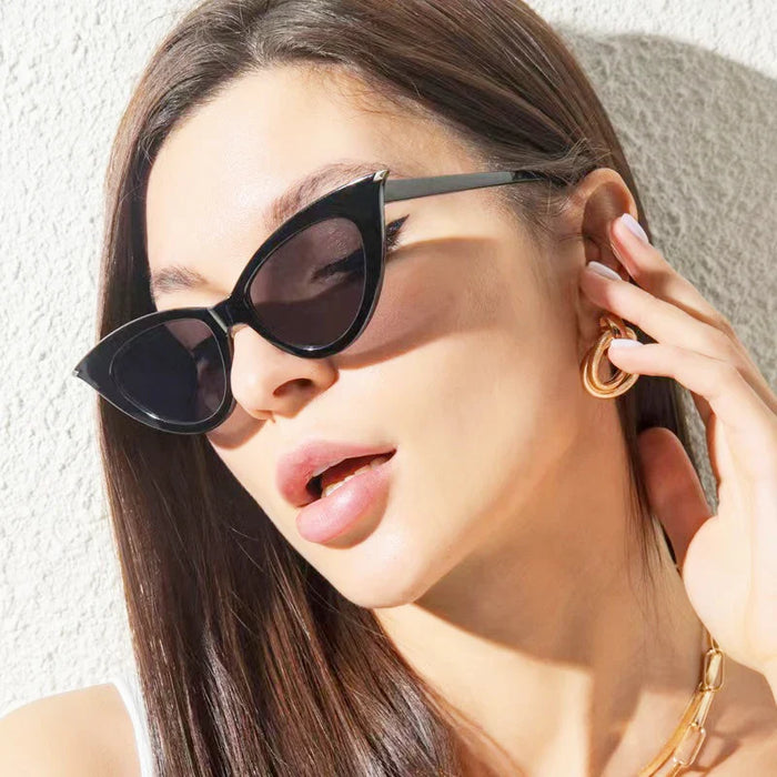 Sonnenbrille, Cat-Eye-Form mit Fassung aus Kunststoff