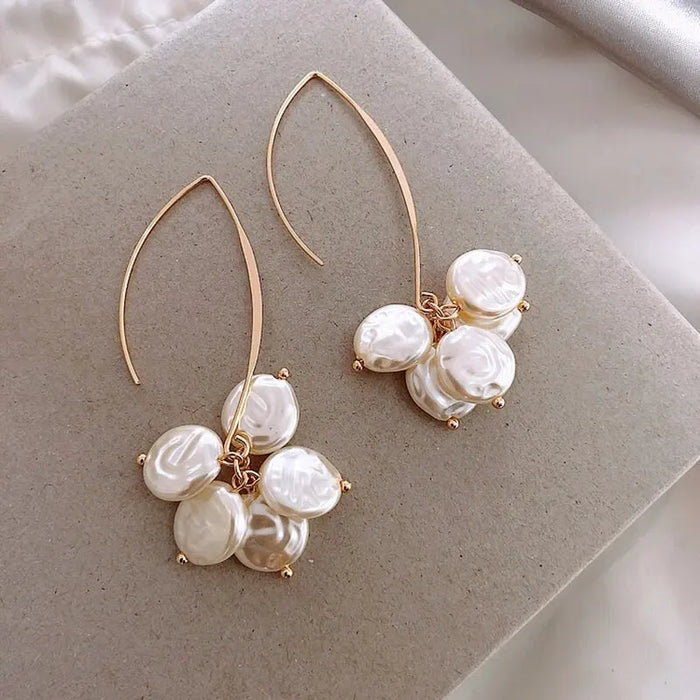 Elegante, hängende Ohrringe mit Perlen, zeitlos und elegant.
