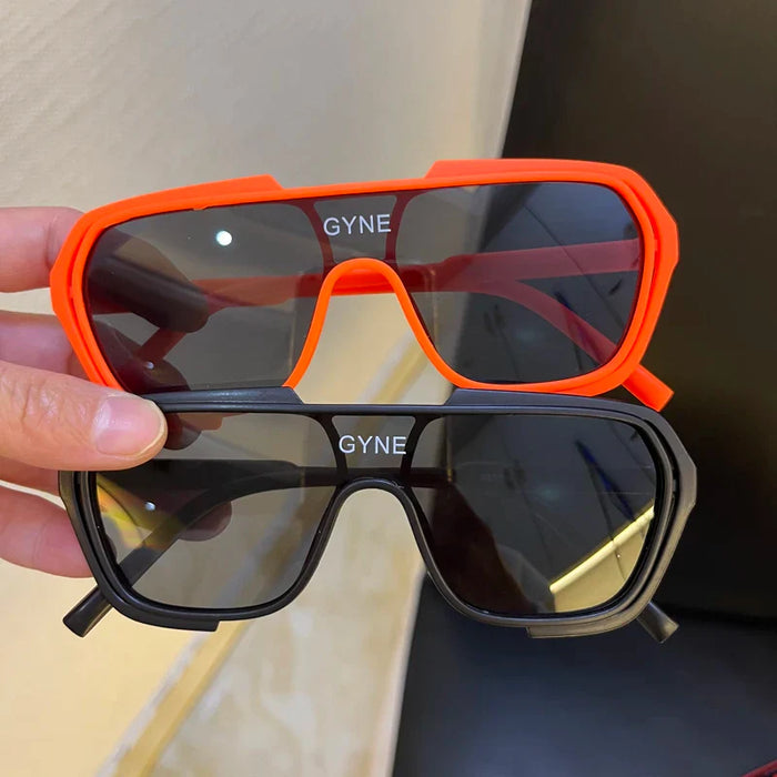 Sonnenbrille mit Fassung aus Kunststoff